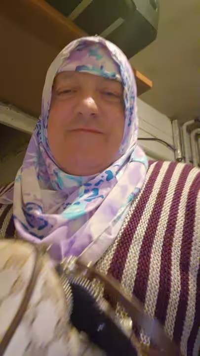 Fatma zeigt ihre neue Tasche